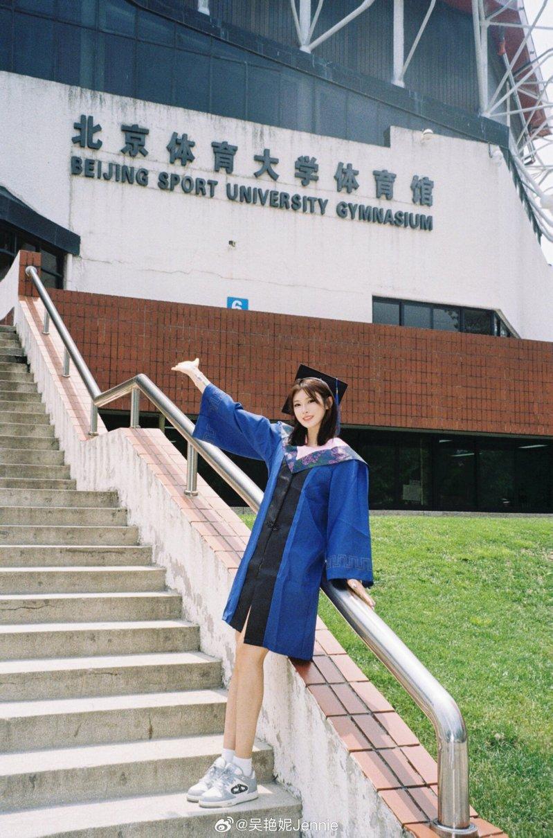 中国田径选手吴艳妮从北体大研究所毕业,成为硕士。(取材自微博)