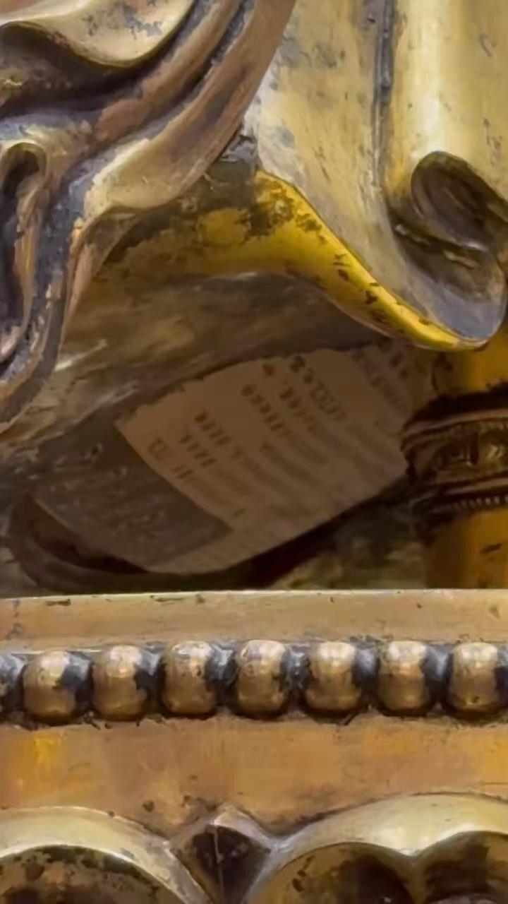 参观者拍到永乐款鎏金铜观音菩萨像身上的广告。(视频截屏)