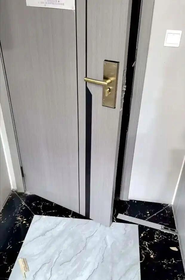 被藏马熊损坏的房门。(取材自红星/受访者供图)