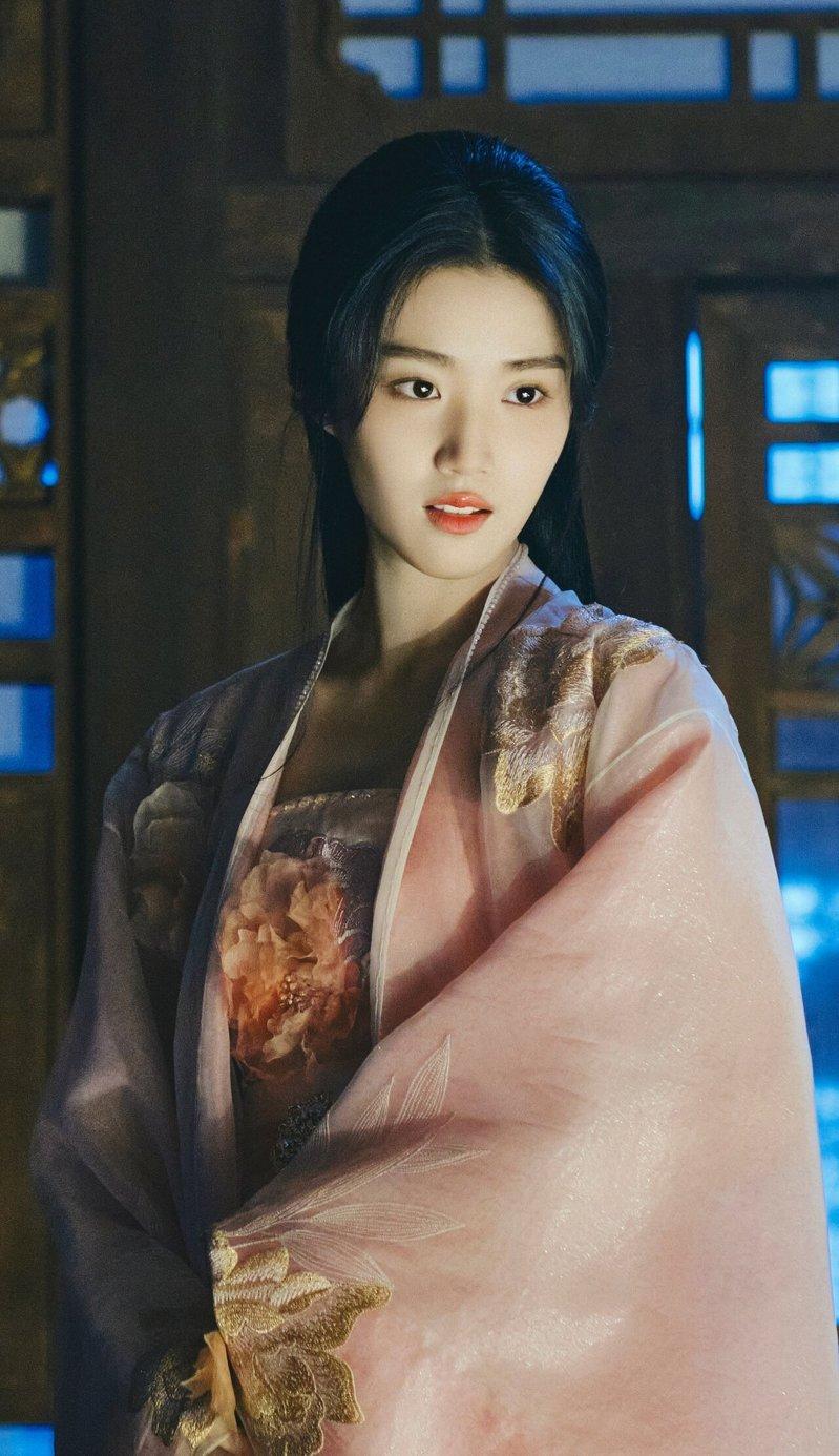 卢昱晓曾凭借「云之羽」中的女二「上官浅」疯狂吸粉。(取材自微博)