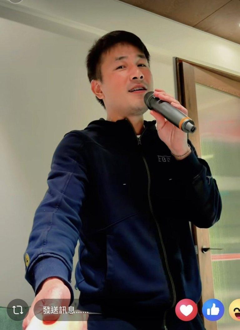 傅子纯告别式后入梦 遗孀泪曝亡夫道歉突传「打呼声」 傅子纯牵着老婆Corrinna的手唱情歌。图/摘自脸书