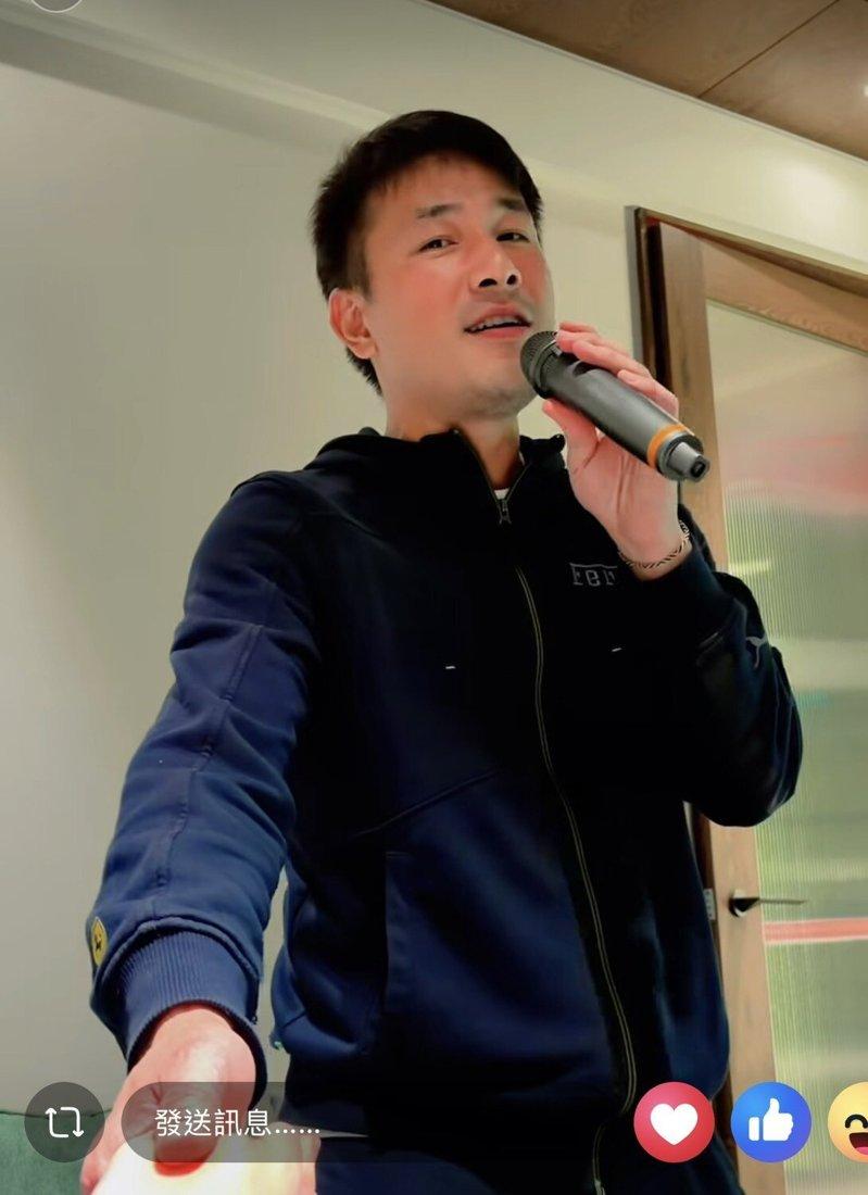 傅子纯牵着老婆Corrinna的手唱情歌。图/摘自脸书