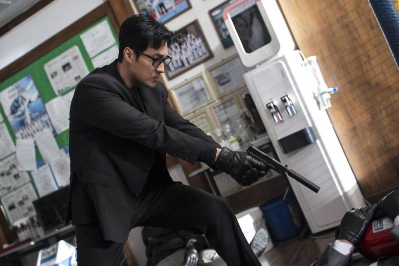 「金特务:本色回归」融合高强度动作、复仇剧情与父女情感。(Netflix提供)