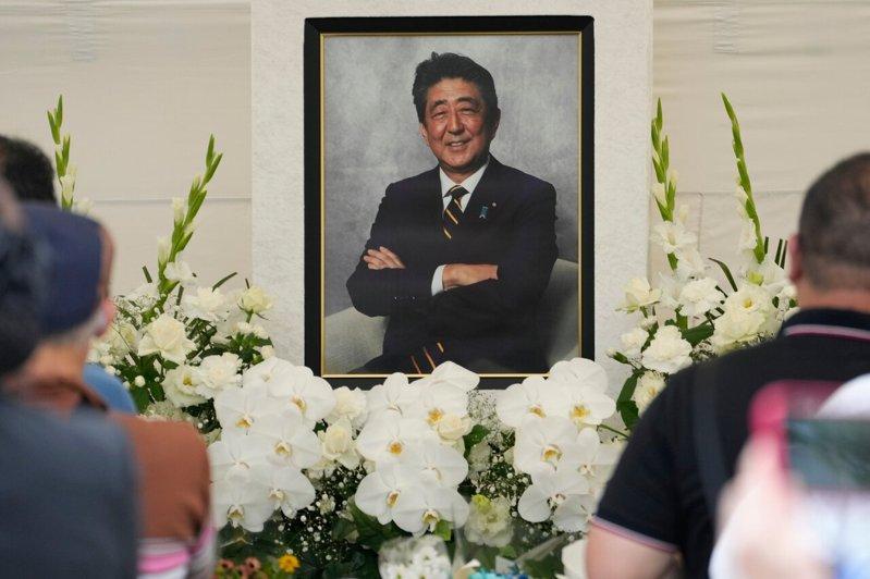 日本民众2023年7月8日在东京增上寺为遇刺身亡的前首相安倍晋三祈祷。(美联社)