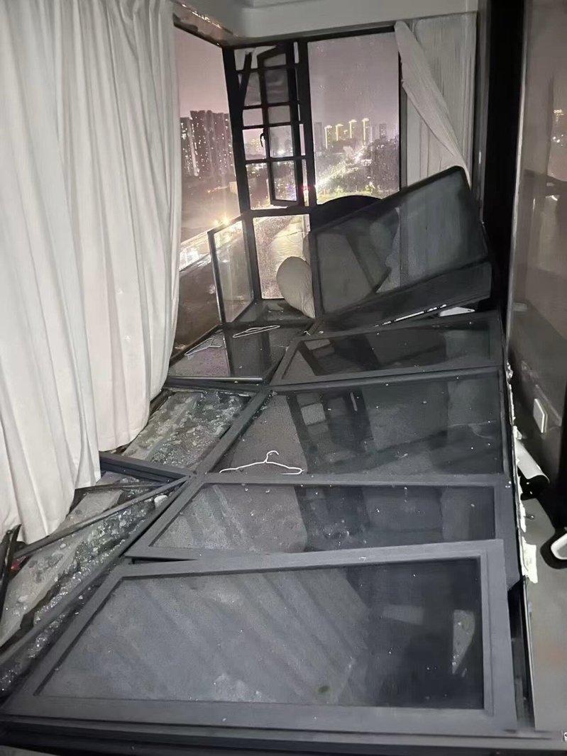 湖北黄石、黄冈等地6日晚出现,许多房屋严重受损。有网友称,「有人从楼上被卷下来」...