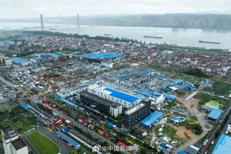 在遭遇龙卷风袭击后,湖北省黄冈市黄州区一片狼籍,灾情相当惨重。(取材自中国新闻网...