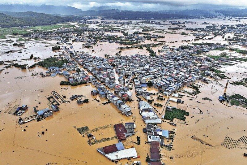 7月6日，广西南宁横州市六蓝水库坝体出现缺口，这是水库下游被淹区域场景。(新华社...