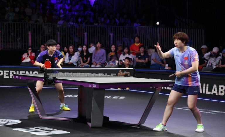 4:3击败队友蒯曼 孙颖莎WTT女单封后 集满4大满贯 WTT美国大满贯女单决赛世一孙颖莎(左)战胜国乒队友蒯曼(右)夺冠。(新华社)