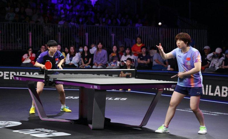 WTT美国大满贯女单决赛世一孙颖莎(左)战胜国乒队友蒯曼(右)夺冠。(新华社)