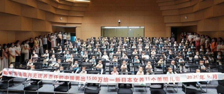 代孕风波/徐波公开上百子女大合照 网惊:拷贝人工厂 富商徐波因不满抚养费官司裁决,近日在微博公开逾百名子女的合照并拉横额抗议,引发舆...