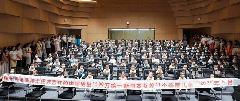 富商徐波因不满抚养费官司裁决,近日在微博公开逾百名子女的合照并拉横额抗议,引发舆...