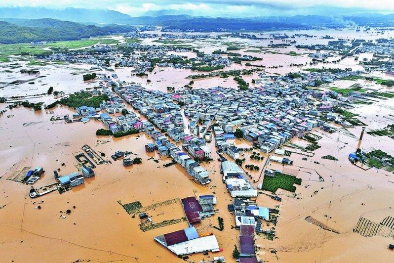 广西降雨成灾,图为南宁六蓝水库坝体出现缺口,下游被淹区域空拍照。(新华社)