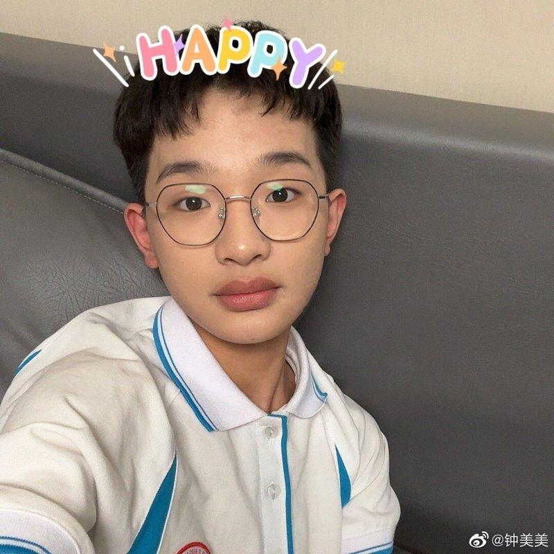 经历家暴恐惧之后,钟美美学会和过去的自己相处。(取材自微博)