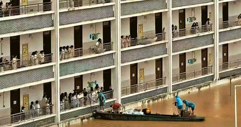 贵港市广西物流职业技术学院宿舍最底两层被洪水完全淹没,近万师生转移至3楼以上避险...
