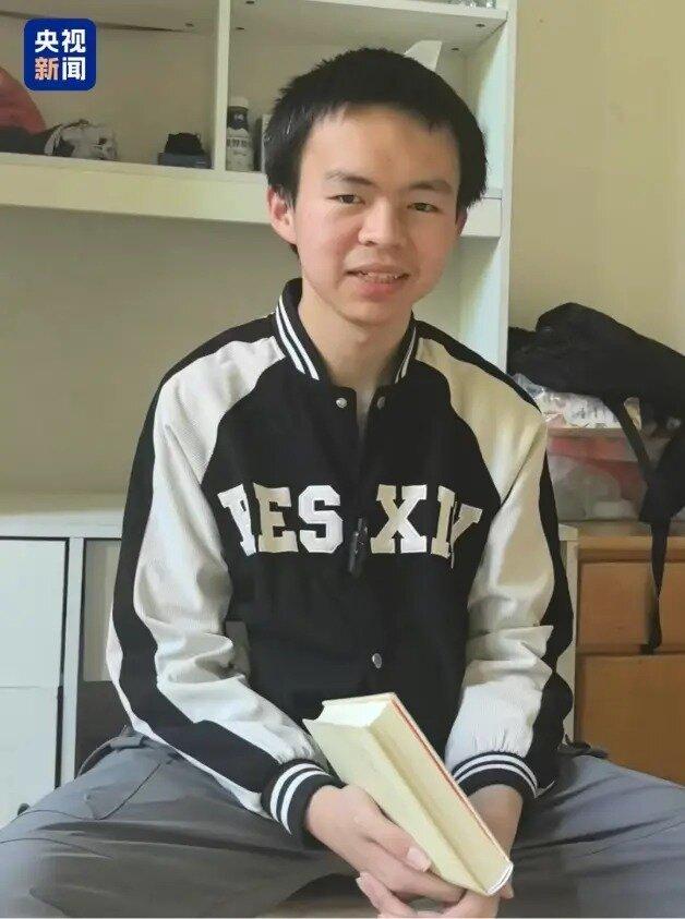 贺永辉自幼无法正常行走,如今他已完成大学志愿填报。(取材自央视新闻)