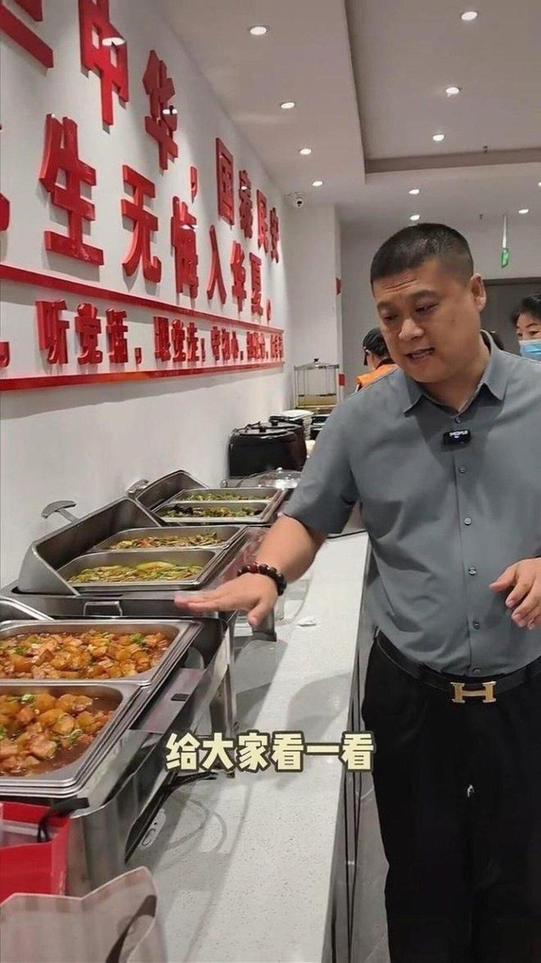 黄先生在介绍菜色。（视频截屏）