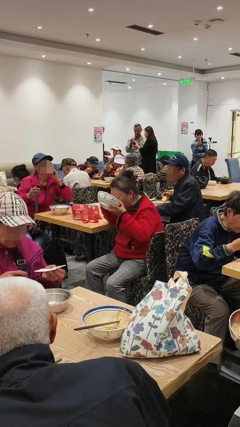 「一元饭堂」内用餐的人潮。（视频截屏）