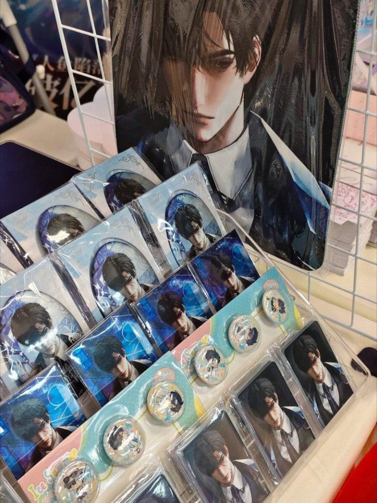 角色的明信片、徽章等周边商品。（取材自微博）