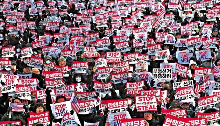 韩严打假新闻最高罚10亿韩元 外媒忧政府扼杀公众言论 韩国打击假新闻新法生效,最高可处以10亿韩圜罚款;图为2025年1月11日,时任...