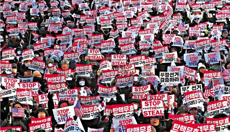 韩国打击假新闻新法生效,最高可处以10亿韩圜罚款;图为2025年1月11日,时任...