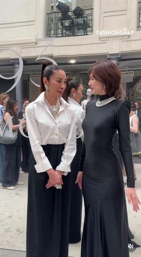 日本女星北川景子(右)与奥斯卡影后杨紫琼(左)同框交流,全程说英文。(取材自In...