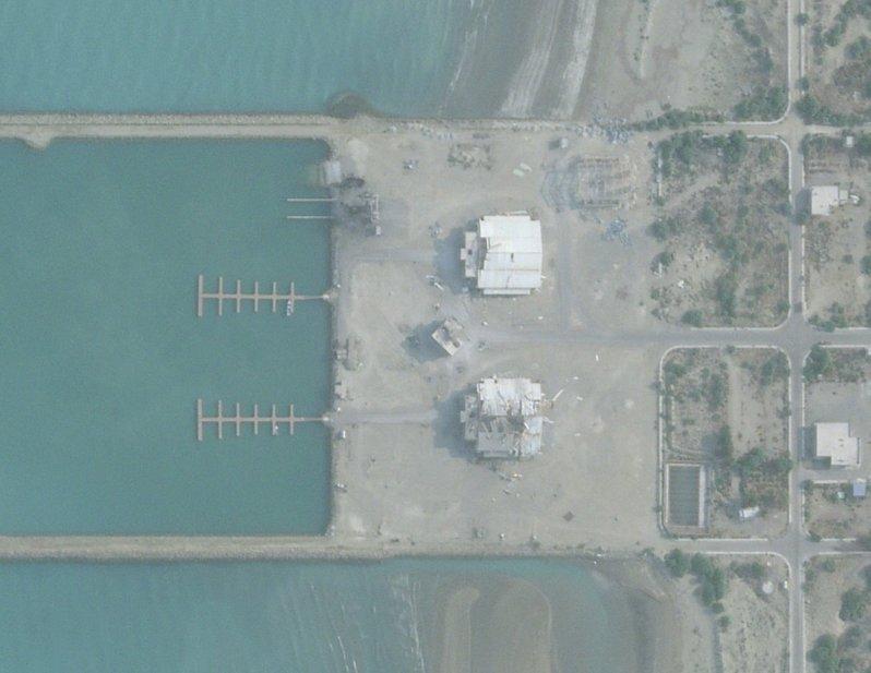 伊朗荷莫兹甘省一处港口建筑在美军近日空袭后受损。(路透)
