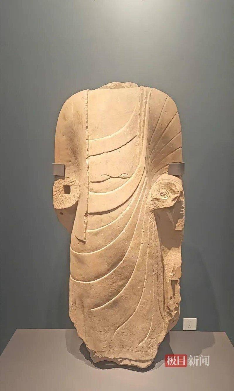 汾阳博物馆展出的佛立像。(取材自极目新闻)