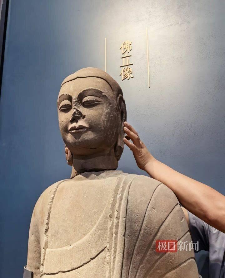 佛首与佛身完璧归赵。(取材自极目新闻)