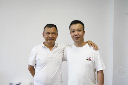 的哥刘钵强(左)与石杨(右)。 (取材自上游新闻)
