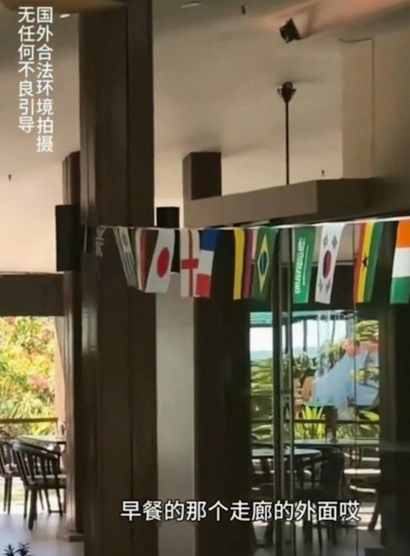 不满大马酒店未挂五星红旗,中国男子拍片公审反被嘲笑。 (翻摄自YouTube)