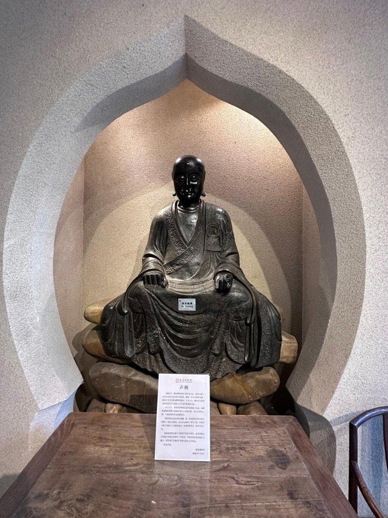 观复博物馆展厅里的「古代铜罗汉像」，被指疑似五公祠失窃的「铸铜普庵祖师坐像」。（...