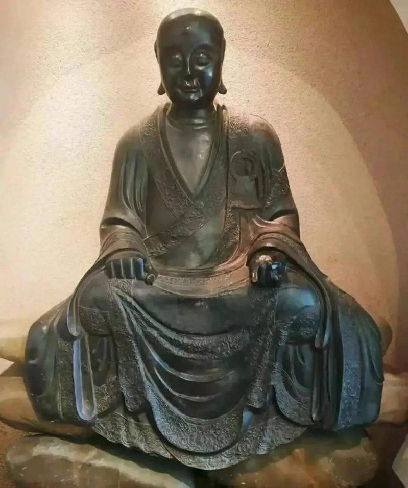 北京观复博物馆收藏的一尊佛像被网友指与此前海南海口五公祠被盗的一尊宋代佛像高度相...