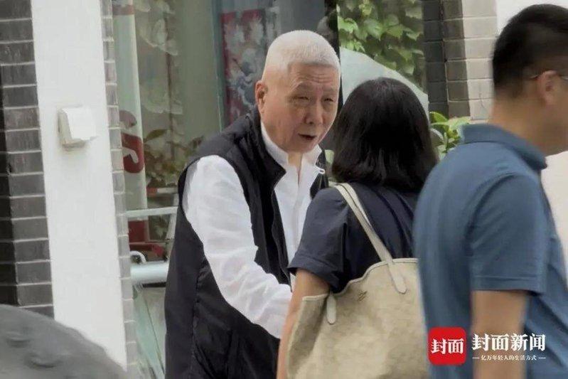 观复博物馆创始人马未都与海口文保领域工作人员握手告别。（取材自封面新闻）