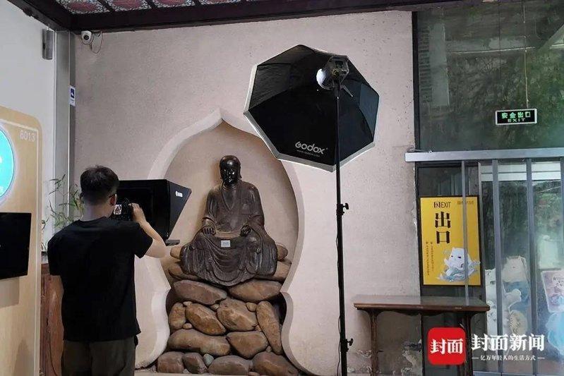 观复博物馆工作人员给佛像拍照，称「留个底」。（取材自封面新闻）