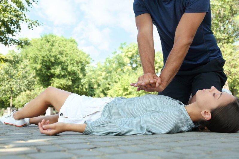 南韩一名主修应急救护学系男大生,日前在溪谷游玩见到1名少女遇溺昏迷,他见义勇为,...