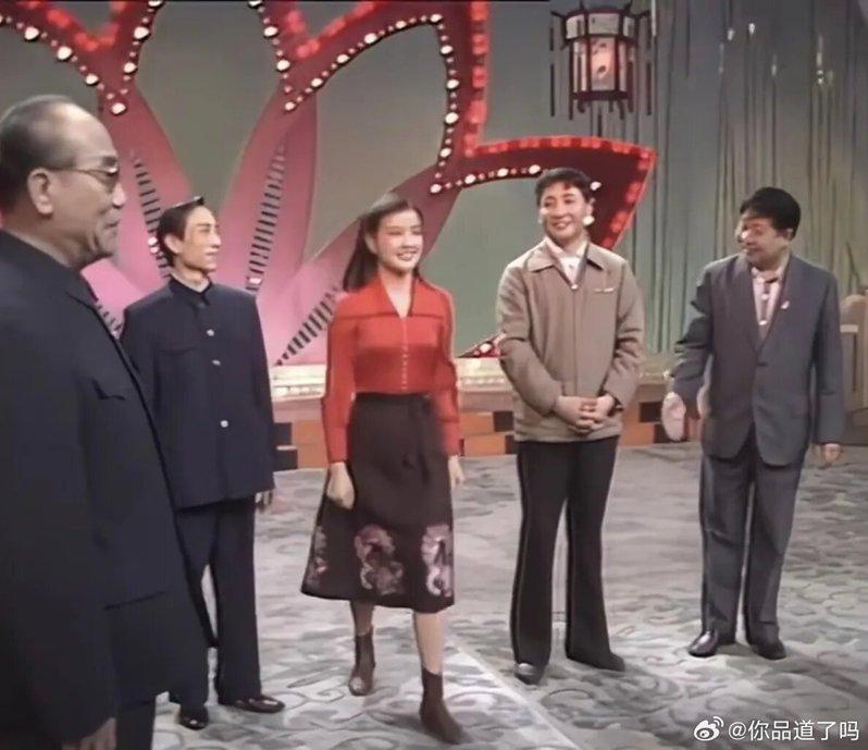 网友扒出1983第一届央视春晚场景,中间红衣女子是刘晓庆,右二褐衣男子是姜昆。(...