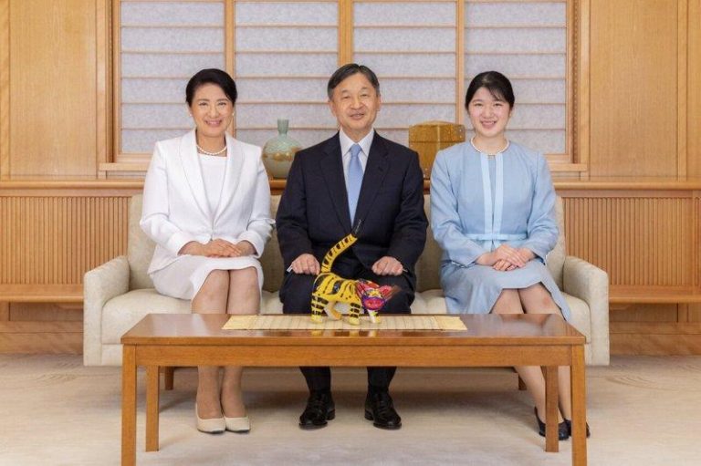 日本修法定案 皇族养子儿可当天皇、女性婚后可保皇籍 为确保日本皇族人数而提出的「皇室典范」修正案,在今天的众议院全体会议上,已以多数...