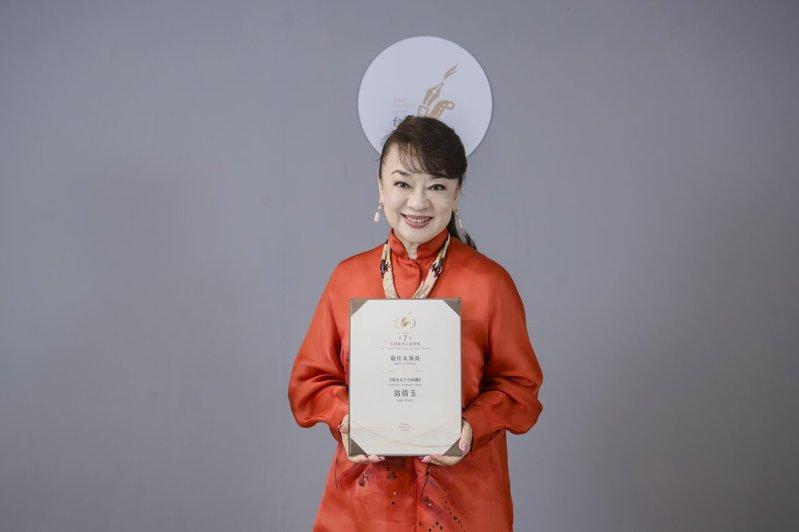 最佳女演员由「阳光女子合唱团」翁倩玉夺下。(图/台湾影评人协会提供)