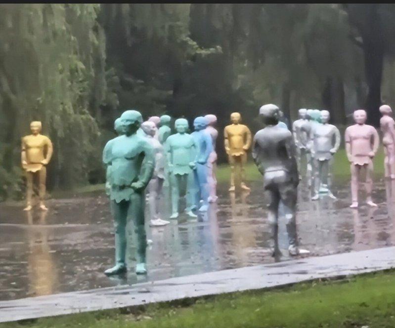有游客形容，近看远48个彩色人形玻璃雕像更觉得诡异。（取材自大风新闻）