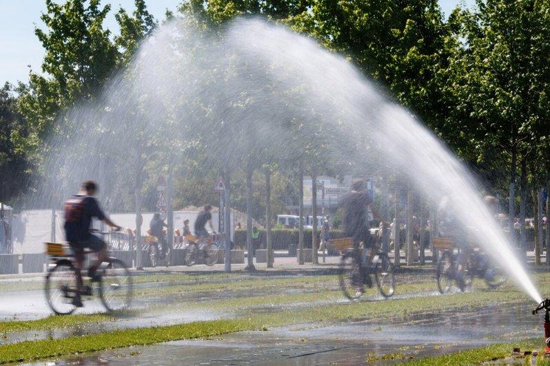 最新估算指出,德国截至6月底,累计约有5120例高温相关死亡,其中逾8成死者为7...