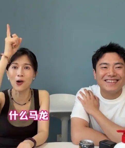 papi酱在其访谈节目《热烈欢迎》中邀请国乒选手梁靖昆(右)作为嘉宾。(视频截屏...
