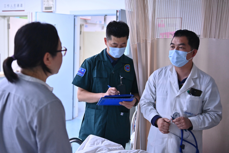 中国6月添加新冠确诊7.9万例 ，呈上升趋势，为今年以来的小波峰。(新华社)