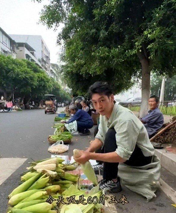 曾经站稳院线红毯的电影男主江峰,如今蹲在集市摊位整理蔬菜,手法娴熟接地气。(取材...