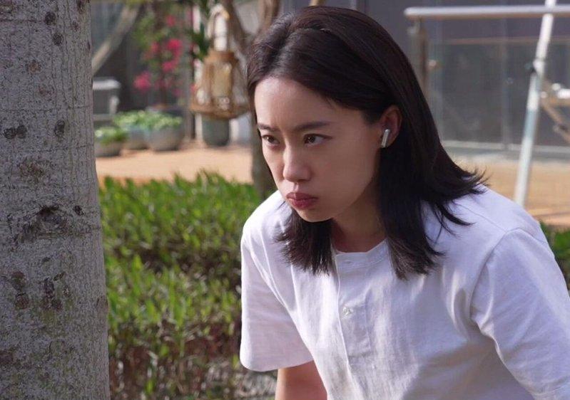 张小裴在片中一段「撞树」的肢体表演被封神。(取材自豆瓣电影)