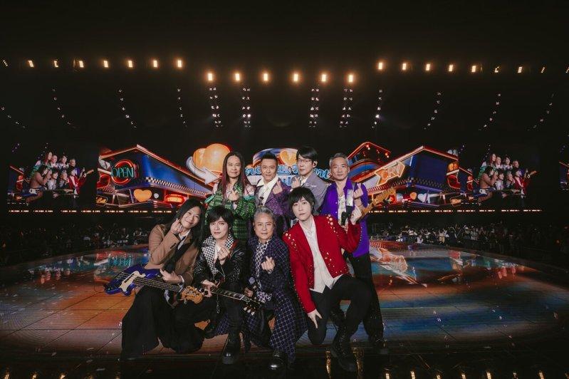 五月天跟嘉宾草蜢首次同台。(图/相信音乐提供)