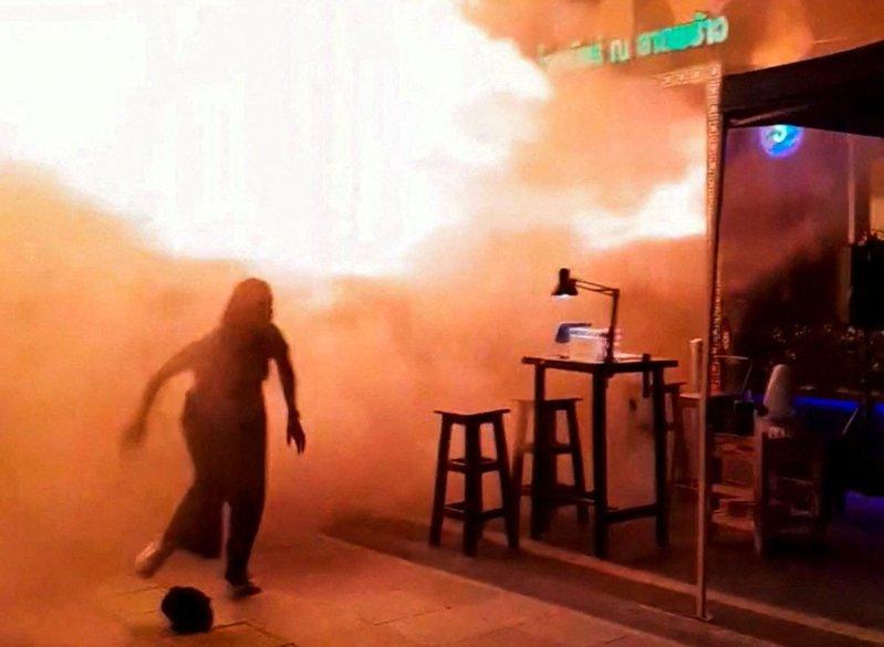 泰国曼谷一间知名酒吧12日深夜发生严重火灾,造成至少32人死亡、73人受伤。(路...
