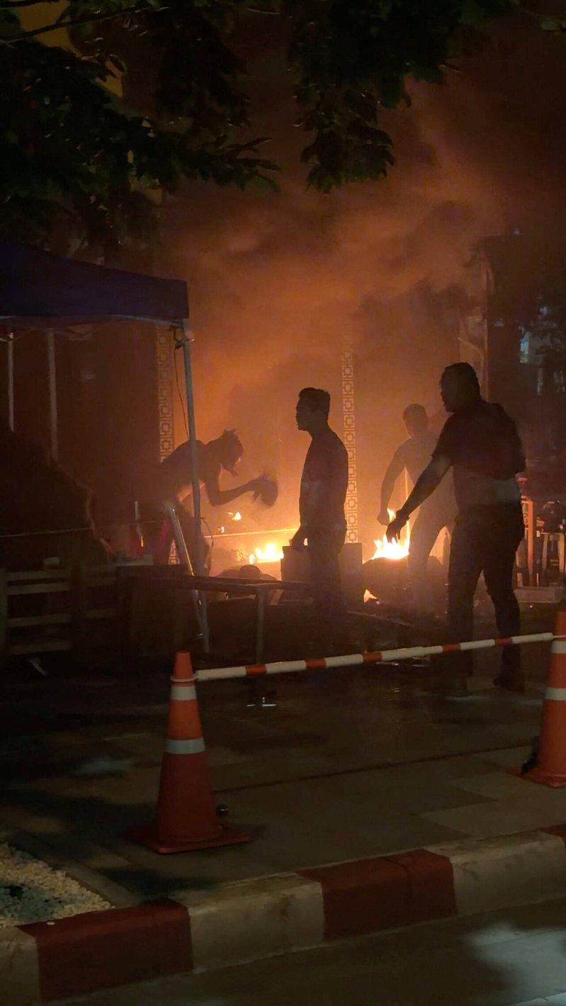 泰国首都曼谷一间酒吧12日深夜发生大火,造成至少32人死亡。事发时,店门口窜出巨...
