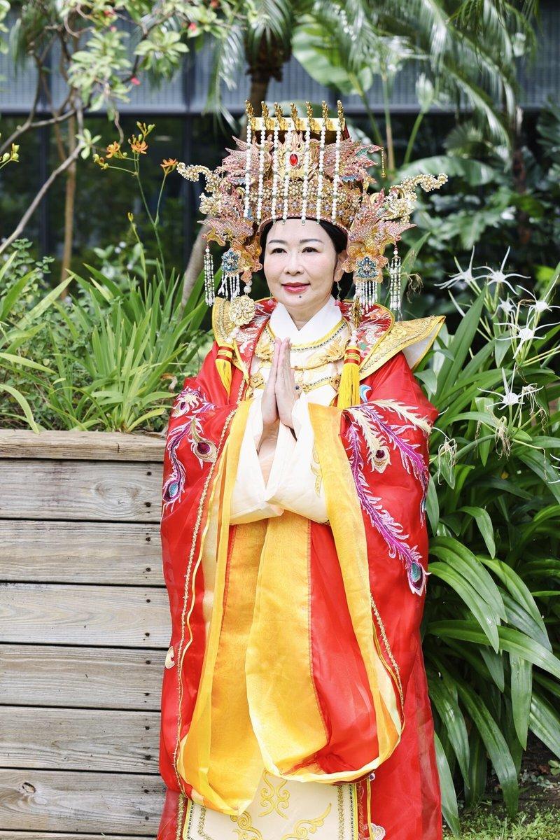 张秀卿顶着圣母冠、穿上重达五公斤的圣袍出演妈祖。(记者王聪贤/摄影)