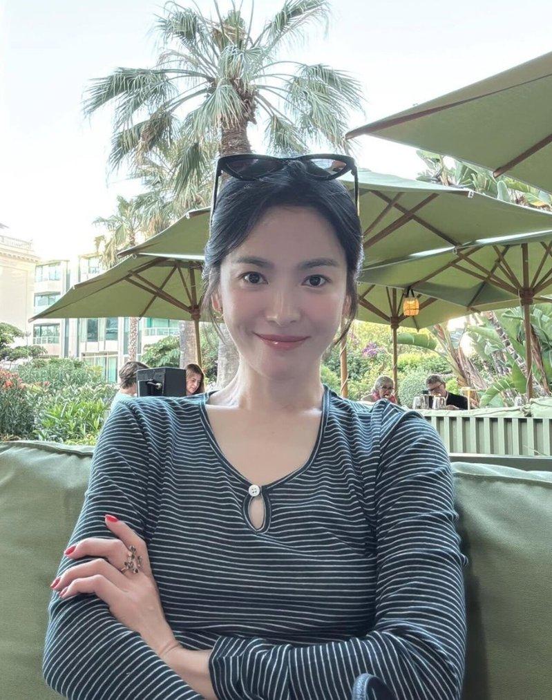 「淡颜系」美女宋慧乔被赞「愈素愈美」。(取材自Instagram)