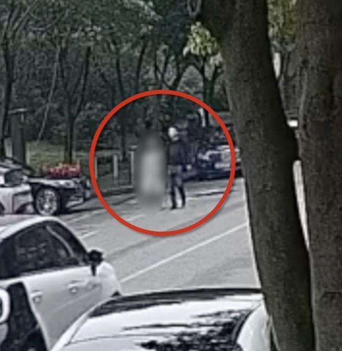 2023年11月20日8时许,唐男和胡女手牵手过马路并在路边步行。(取材自潇湘晨...